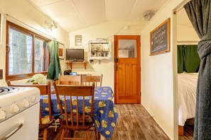 2 bedrooms, desk, WiFi, bed sheets