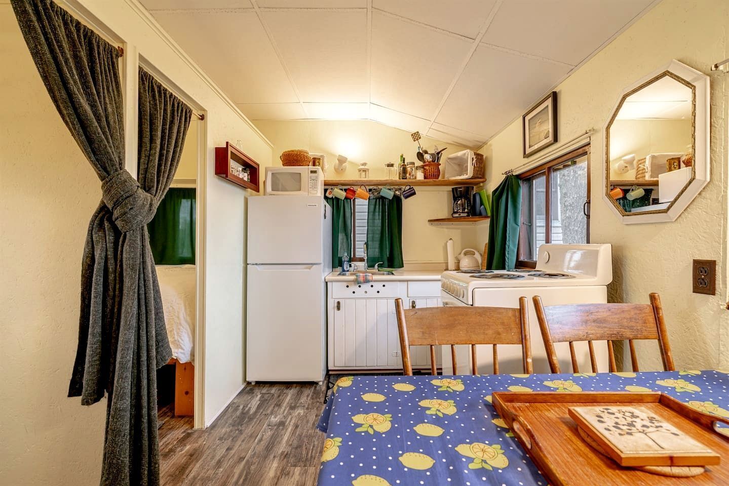 2 bedrooms, desk, WiFi, bed sheets