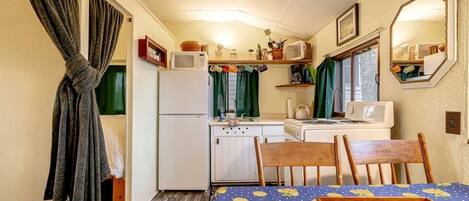 2 bedrooms, desk, WiFi, bed sheets