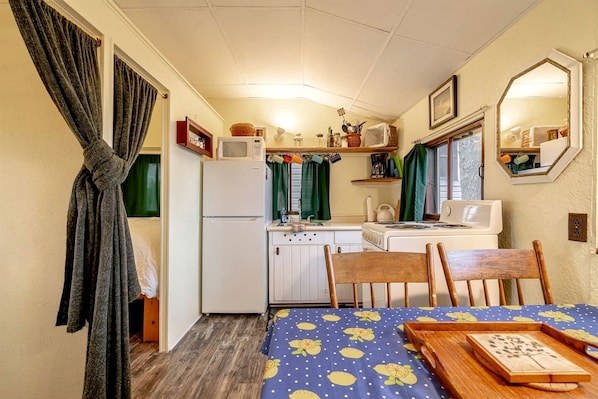 2 bedrooms, desk, WiFi, bed sheets