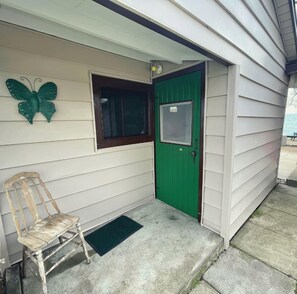 Exterior detail - Waterfront Tiny House Ideal for a Relaxing Escape in Ontario (Leamington)