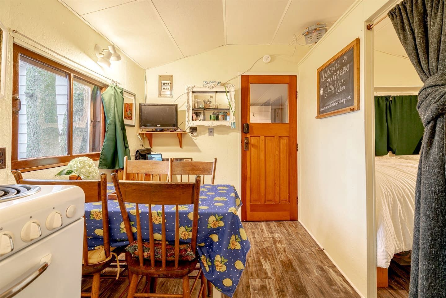 2 bedrooms, desk, WiFi, bed sheets