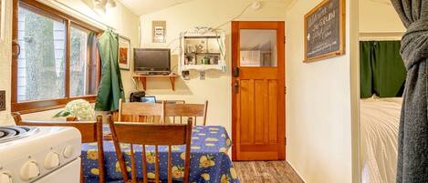 2 bedrooms, desk, WiFi, bed sheets