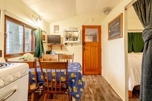 2 bedrooms, desk, WiFi, bed sheets