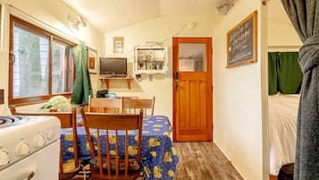 2 bedrooms, desk, WiFi, bed sheets