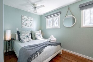 Desk, iron/ironing board, WiFi, bed sheets - Amazing Beachfront Cottage with Barbecue in Leamington, Ontario (Leamington)