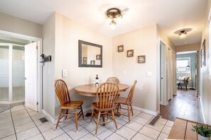 Dining - Amazing Beachfront Cottage with Barbecue in Leamington, Ontario (Leamington)