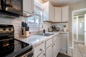 Fridge, microwave, oven, stovetop - Amazing Beachfront Cottage with Barbecue in Leamington, Ontario (Leamington)