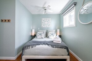 Desk, iron/ironing board, WiFi, bed sheets - Amazing Beachfront Cottage with Barbecue in Leamington, Ontario (Leamington)