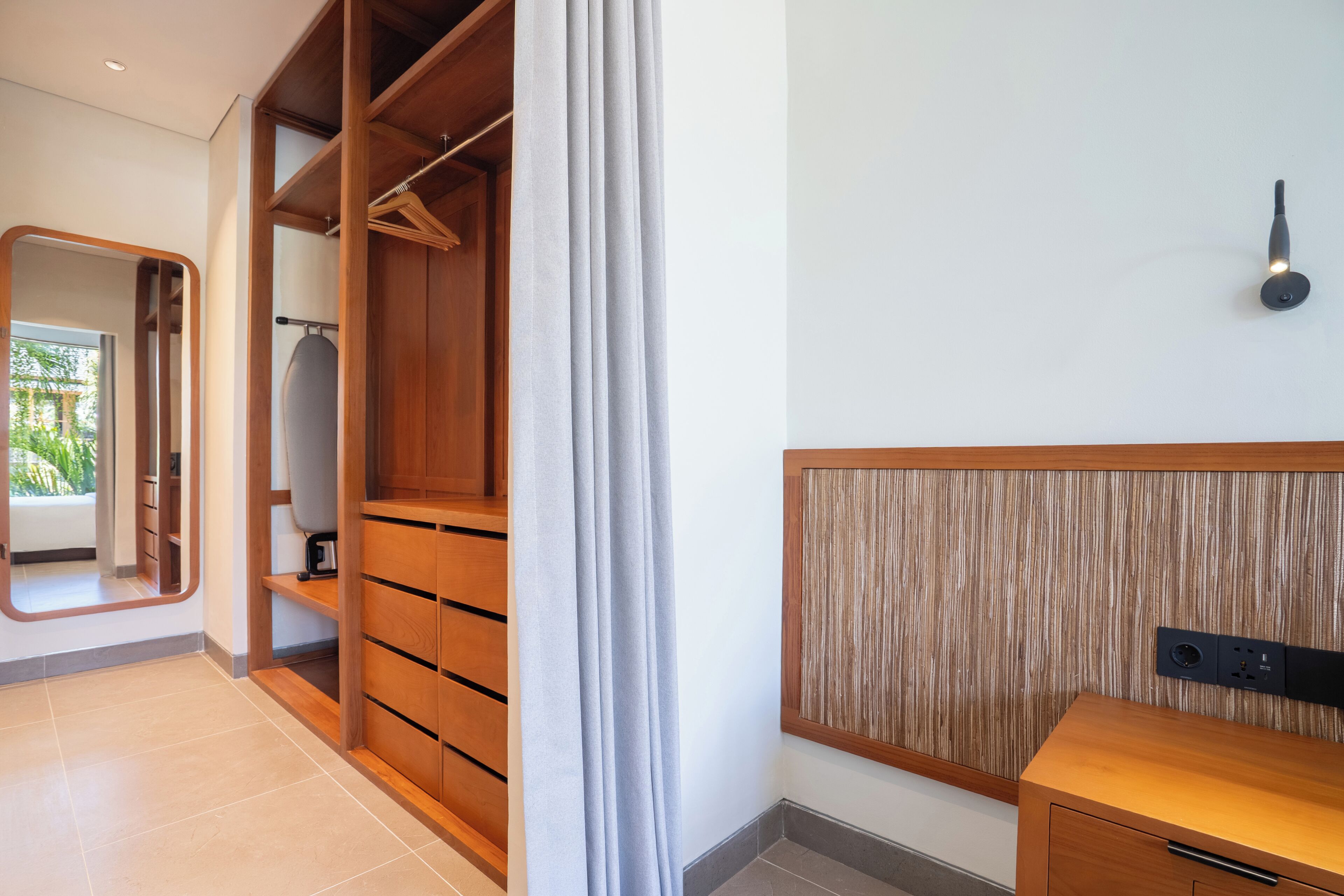 Estudio, vistas a la ciudad | Caja fuerte y tabla de planchar con plancha