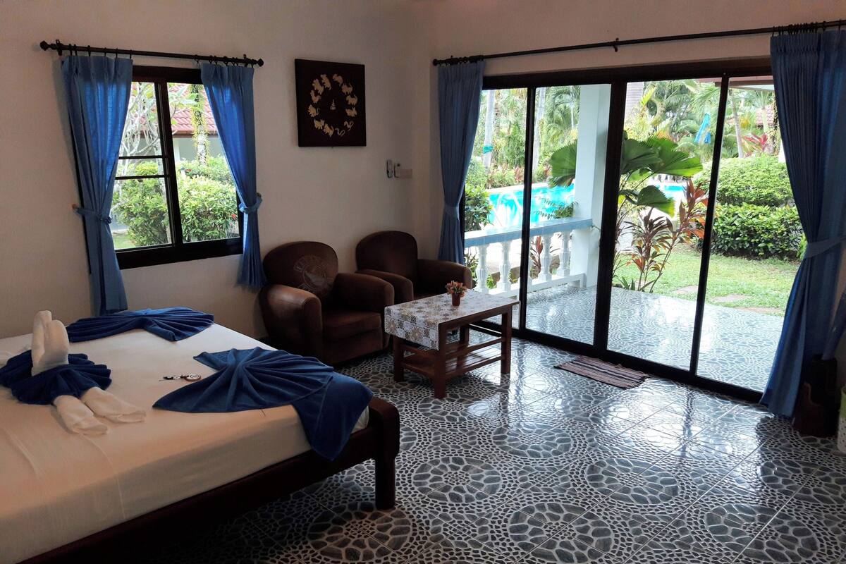 Bungalow, sân hiên, quang cảnh vườn | Két bảo mật tại phòng, bàn, bàn ủi/dụng cụ ủi quần áo