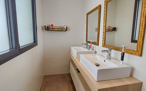 Shower, towels, soap, toilet paper - Vrbo Property (Poulx)