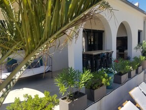 Outdoor dining - Vrbo Property (Poulx)