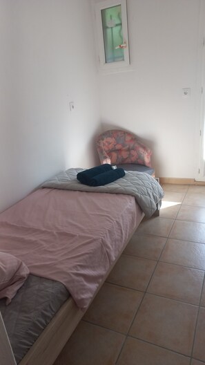 Planxa i posts de planxar, wifi i roba de llit 