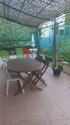 Outdoor dining - Vrbo Property (Forcalquier)