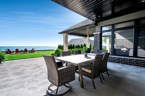 Outdoor dining - Luxury Vacation Rental with Breathtaking Lake Erie Views in Leamington, Ontario (Leamington)