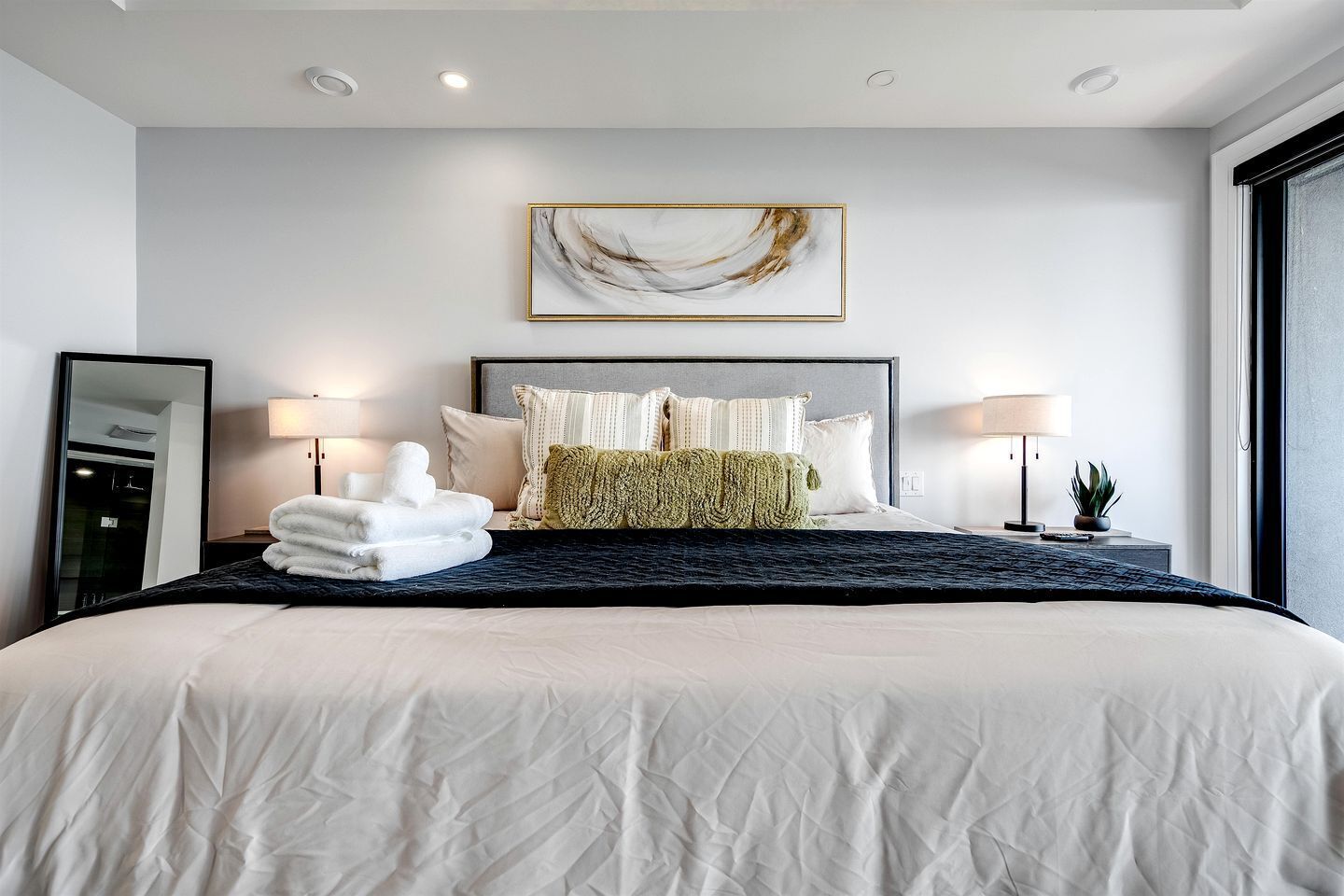 4 habitaciones, escritorio, tabla de planchar con plancha y wifi 