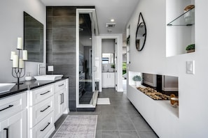 Jetted bath, hair dryer, towels, soap - Luxury Vacation Rental with Breathtaking Lake Erie Views in Leamington, Ontario (Leamington)