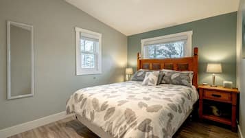 Desk, iron/ironing board, WiFi, bed sheets