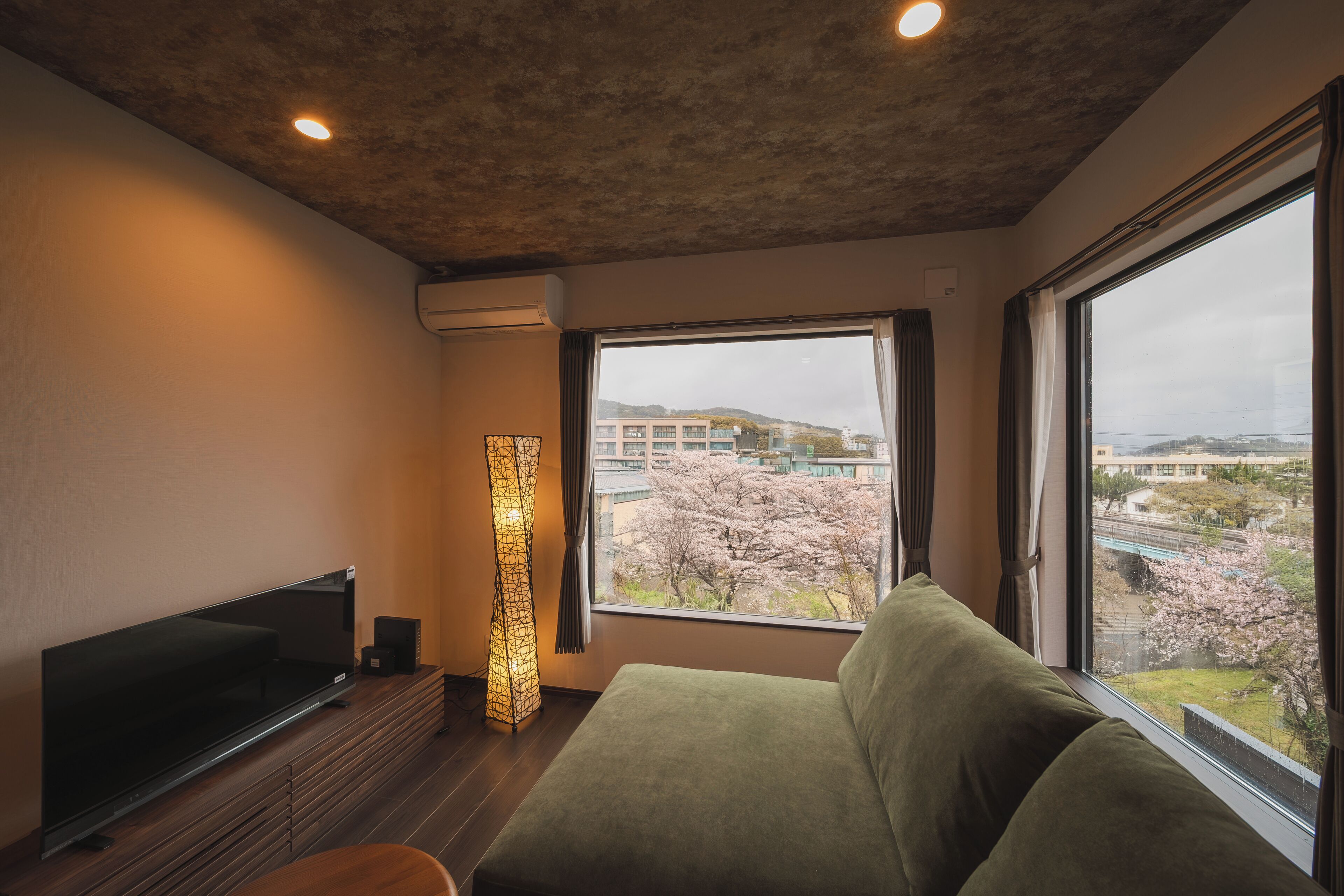 Deluxe Villa, River View | Living area