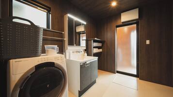 Deluxe Villa, River View | Bathroom | Free toiletries, hair dryer, slippers, towels