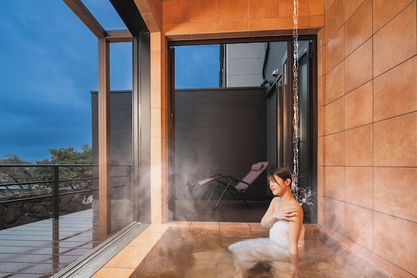 Deluxe Villa, River View | Bathroom | Free toiletries, hair dryer, slippers, towels