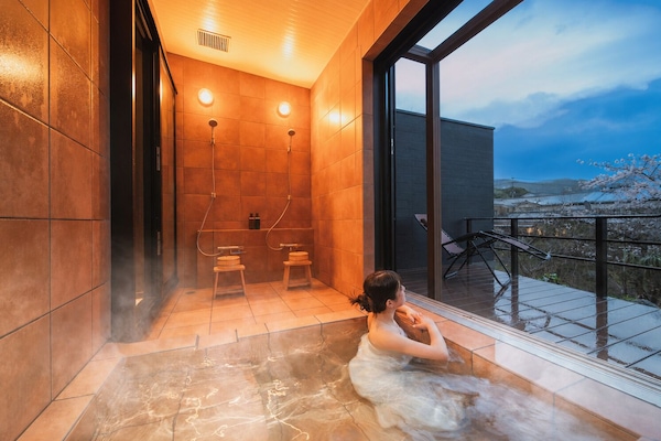 Deluxe Villa, River View | Bathroom | Free toiletries, hair dryer, slippers, towels