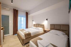 办公桌、免费 WiFi
