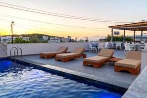 Standard-Doppelzimmer, Balkon | Pool | Außenpool (je nach Saison geöffnet)