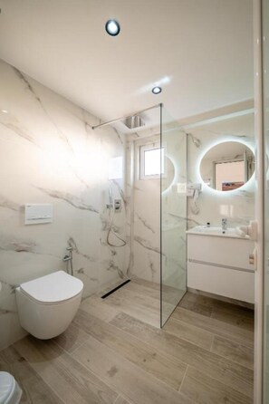 Deluxe Triple Room, Balcony | Bathroom | Shower, hair dryer, towels, soap - Hotel Perla Ksamil (Ksamil)