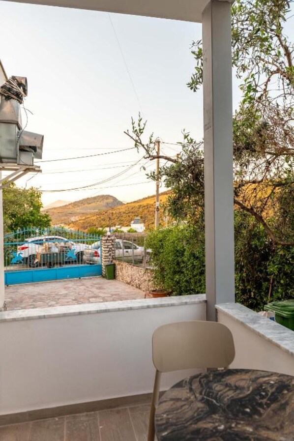 Deluxe Double Room, Balcony | Outdoor dining - Hotel Perla Ksamil (Ksamil)