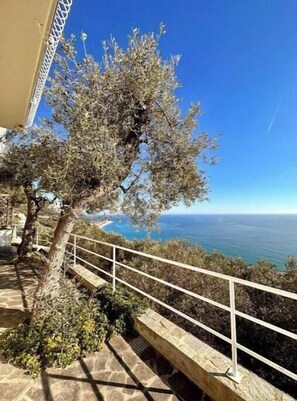 A balcony with a railing overlooking a coastal view. - Hostdomus - In the Blue - Bike and Sea (Finale Ligure)