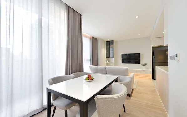 Superior Suite, City View | Dining | 4 restaurants; breakfast, lunch and dinner served