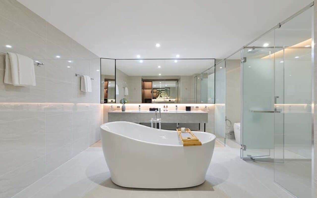 Executive-Suite, Stadtblick | Badezimmer | Badewanne und Dusche (separat), kostenlose Toilettenartikel