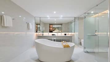 Executive-Suite, Stadtblick | Badezimmer | Badewanne und Dusche (separat), kostenlose Toilettenartikel