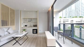 Executive-Suite, Stadtblick | Wohnbereich | Computerbildschirme, Drucker