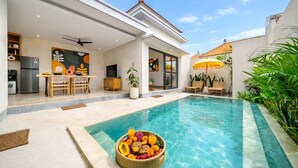 A modern house with a swimming pool, a dining area, and a kitchen. - Lekatika Villa (Kerobokan)