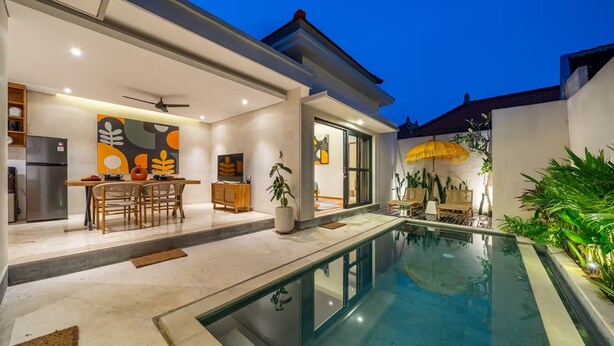 A modern house with a swimming pool, a dining area, and a kitchen. - Lekatika Villa (Kerobokan)