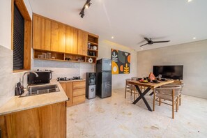Electric kettle, toaster, blender, spices - Lekatika Villa (Kerobokan)