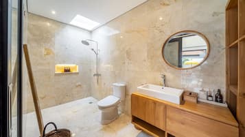 Vila Keluarga, 2 kamar tidur, kolam renang pribadi | Kamar mandi | Jubah mandi, sandal, dan kloset