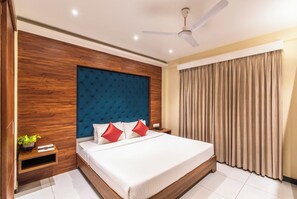 Desk, laptop workspace, iron/ironing board - Triton Suites By Bestinn Leisure (Bengaluru)