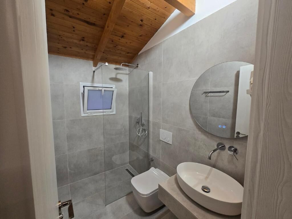 Appartamento, balcone, vista mare | Bagno | Doccia, asciugacapelli, asciugamani, carta igienica