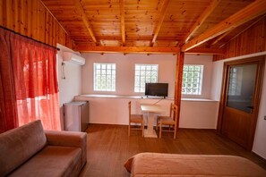 Superior Double Room, Balcony, Sea View | Living area - Guest House Luiza (Borsh)