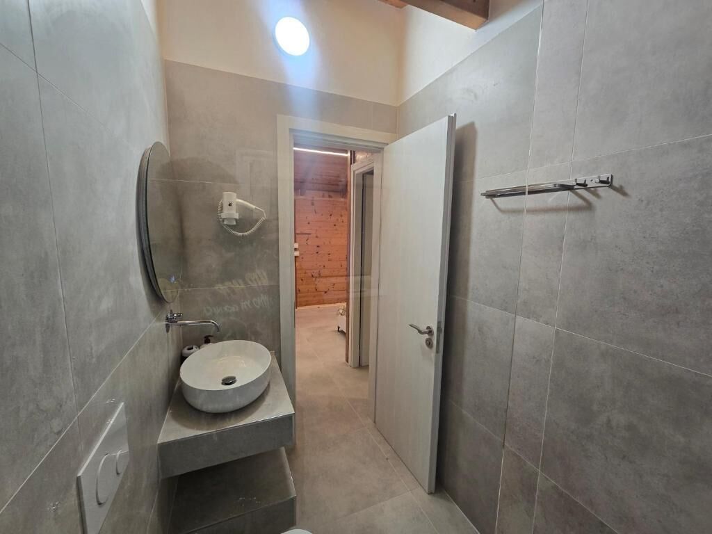 Apartamento, balcón, vistas al mar | Baño | Ducha, secador de pelo, toallas y papel higiénico