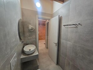 Apartament, balcó, vistes al mar | Bany | Dutxa, assecador de cabells, tovalloles i paper higiènic 