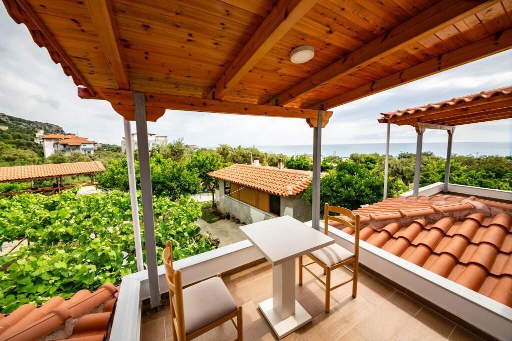 Quarto casal standard, sacada, vista para o mar | Opções para refeição ao ar livre