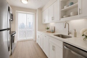 Basic Room | Private kitchen | Fridge, microwave, oven, stovetop - Aster & Loft (Toronto)