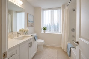 Basic Room | Bathroom | Free toiletries, hair dryer, towels, soap - Aster & Loft (Toronto)