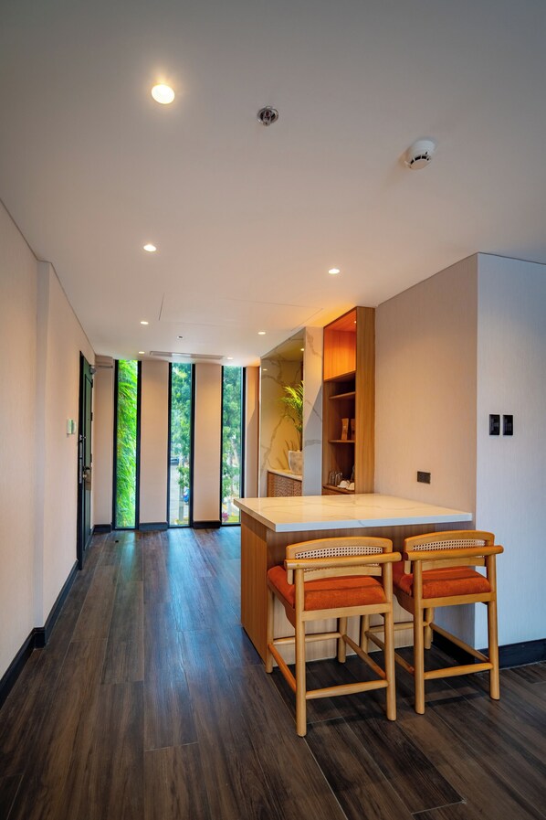 Glass Residence (1-Bedroom Suite - King Bed) | Free WiFi