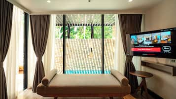 Glass Studio w/ Pool (King / Twin Bed)